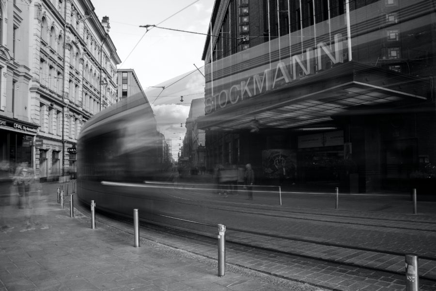 Raitovaunu porhaltaa Aleksanterinkadulla Stockamannin ohi